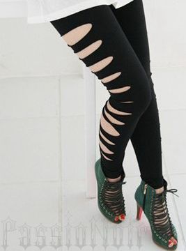 Calça preta com cortes